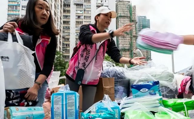 诚超其他三大家族谢霆锋何超琼500万开元ky棋牌四大家族为火灾捐款李嘉(图2)