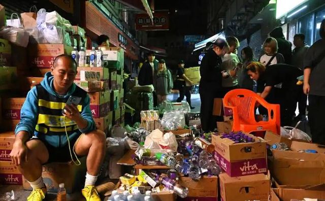 诚超其他三大家族谢霆锋何超琼500万开元ky棋牌四大家族为火灾捐款李嘉(图22)